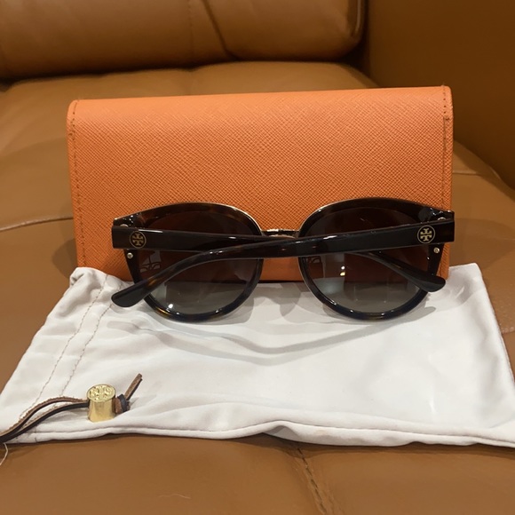 Tory Burch Round Sunglasses - Picture 2 of 6